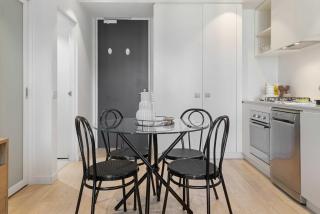 Charming 1-Bed Apartment with a Balcony - 3