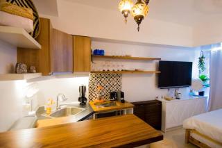 Janet's Condo at Clark - 1