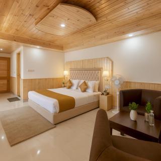 Himalayan Fort Resort, Manali - !! Riverside Property !! Big Garden with Campfire !! Guest Preferred !! Scenic River & Mountain View !! Big Parking !! Luxury Balcony Rooms !! Playing Zone !! Property of the Year - 9