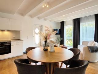 Charmante Ferienwohnung mit Terrasse - nur 50m zum Strand mit eigenem Parkplatz und Fahrradunterstellmöglichkeit - 1