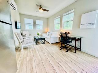 Downtown--Pet-Friendly--Lido Beach--Opera--Symphony--Walk to Restaurants--Bikes Available - 5