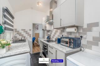 Modern 2BDR House By Prospergress Property Short Lets & Serviced Accommodation Coventry With Free Parking, Games and Near University Hospital, Coventry City Centre - 1