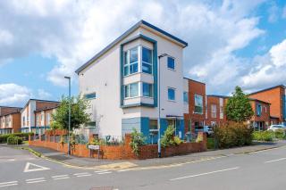 Newly Refurbished 4Bedroom Townhouse by the Etihad - 9