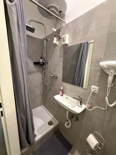 Affordable 1BR Apartment by Westbahnhof Station - 3
