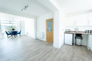 Stunning 4-Bed Beachfront Home Sea Views in Dymchurch - 3