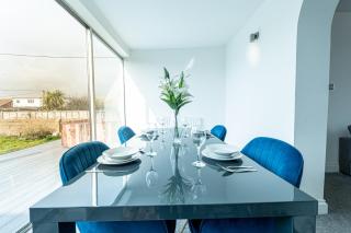 Stunning 4-Bed Beachfront Home Sea Views in Dymchurch - 9