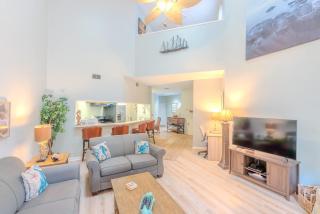 Coastal Paradise 2BR Villa Near Coligny & Beach - 9