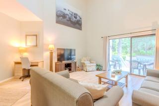 Coastal Paradise 2BR Villa Near Coligny & Beach - 4