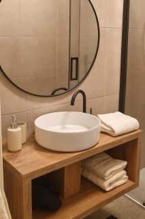 Vintage 2-Bed Apt with Music Room - 4