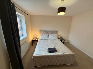 Charming Aylesbury Retreat with 4 Bedrooms - 8