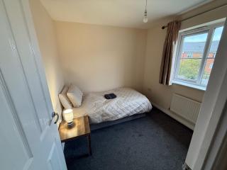 Charming Aylesbury Retreat with 4 Bedrooms - 7