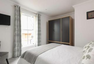 5 The Lookout - 2 bed apartment with parking, balcony & sea views - 5