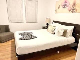 Cozy Urban Cottage - 7