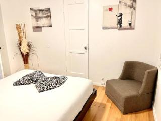 Cozy Urban Cottage - 4