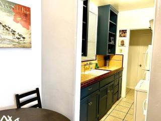 Cozy Urban Cottage - 2