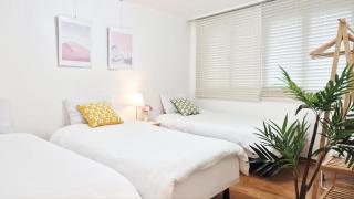 Hongdae Stay 201 # Spacious living room, four beds - 8