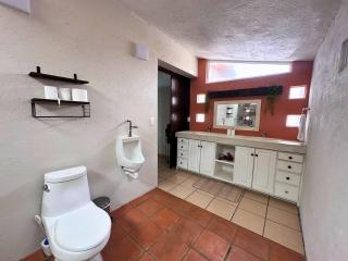 Casa Haru, Hermosa casa con alberca climatizada, jardín, asador y tombling, capacidad para 14 personas, 5 recámaras, 8 camas, 5 baños estacionamiento para 4 autos - Cuernavaca - 5