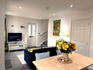 3CRST 2 Bedroom House Free Parking - 4