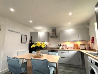 2 Bedroom House - Private Parking - Central - 7