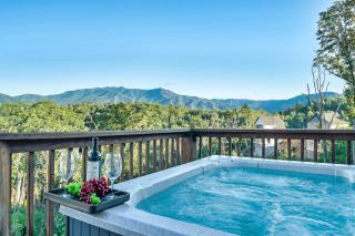 NEW Hosts HUGE Mountain Views | Hot Tub + Fire Pit - 0