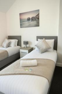 Modern 3BR Coastal Apartment Walk to Beach Sleeps 6 - 1