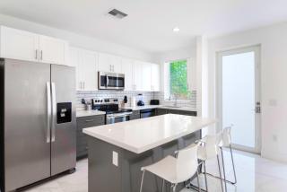 Spacious Townhouse with 2 Levels Close to Hard Rock Stadium - 6