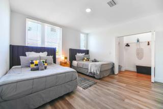 Spacious Townhouse with 2 Levels Close to Hard Rock Stadium - 1