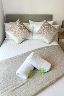 Modern 3BR Coastal Apartment Walk to Beach Sleeps 6 - 4