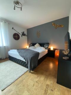 City Ferienwohnung SKYLINE - mit großem Balkon & XXL- Sofa für bis zu 4 Personen - 2