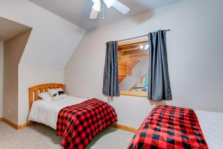 Fall Escape, Hot Tub, Fire Pit & Room for 12 - 2