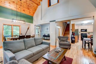 Fall Escape, Hot Tub, Fire Pit & Room for 12 - 1