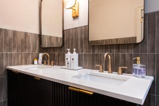 Hollyhock Suite 512 - 7
