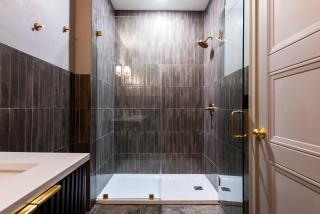 Hollyhock Suite 512 - 6