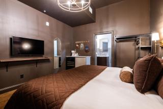 Hollyhock Suite 512 - 2