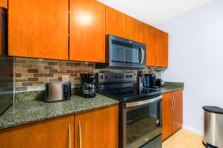 Poolside Stay in the Heart of Brickell - 8