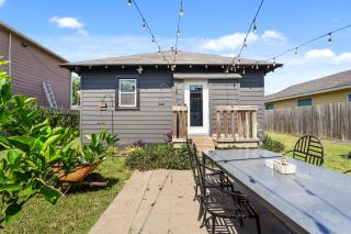 Hardy House Vintage Bungalow, Huge Yard! - 0