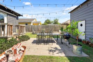 Hardy House Vintage Bungalow, Huge Yard! - 9