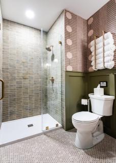 Hollyhock Suite 505 - 5