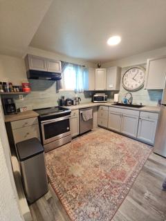 Stylish 3-Bedroom Near Downtown Fairbanks - 9