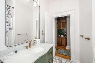 Cincinnati 3BR Retreat, Sleeps 6 and Parking - Cincinnati - 1