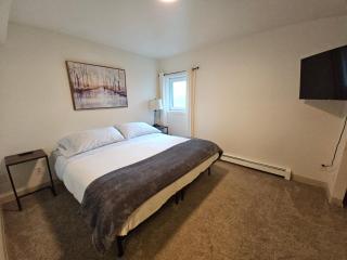Stylish 3-Bedroom Near Downtown Fairbanks - 8