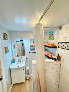 Stylish Retreat Walk 2Dtwn Bikes l Patio l Beach - 4