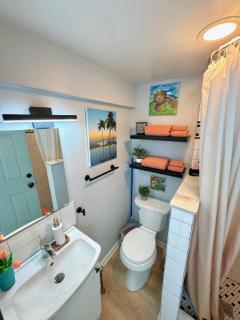 Stylish Retreat Walk 2Dtwn Bikes l Patio l Beach - 1