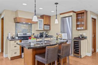 Spacious Rockies Escape near Banff Hot tub and Gym - 2