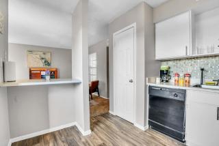 Brand New Studio 1 Bath Gym Access - 4