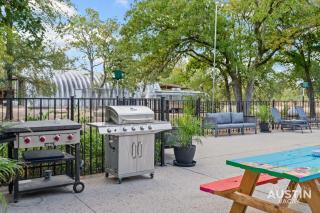 4BR/3BA Sunset Valley Art Retreat - Pool, Sauna, Gym & Hot Tub by Austin Vacay - 4