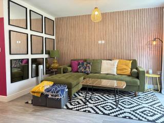 4BR - 3BA - Fast Wi-Fi - Free Parking - Garden - EV Point - 7