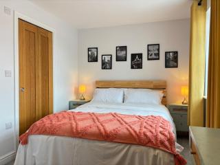 4BR - 3BA - Fast Wi-Fi - Free Parking - Garden - EV Point - 8