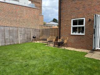 4BR - 3BA - Fast Wi-Fi - Free Parking - Garden - EV Point - 5