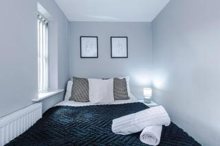 Spacious 3-BR Escape in Coseley with Free Parking - 2
